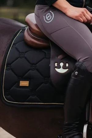 Achetez Aujourd'hui Tapis de selle Black Edition Gold MIXTE - Equestrian Stockholm