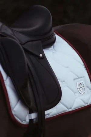 Tapis de selle WHITE PERFECTION BORDEAUX - Equestrian Stockholm Nouveauté