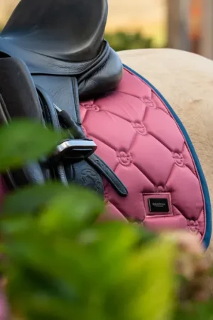 Tapis de selle Timeless Rose - Equestrian Stockholm Expédié Aujourd'hui