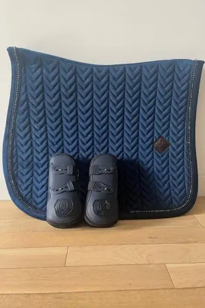 Tapis velvet pearl bleu marine Kentucky et Guêtres Equestrian Stockholm Quantité Limitée