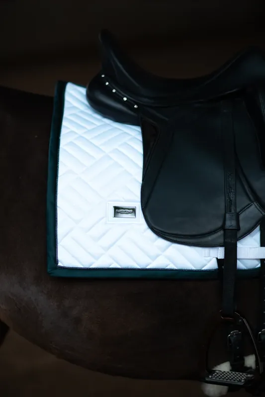 Expédié Aujourd'hui Tapis de selle Modern White Dramatic Monday - Equestrian Stockholm