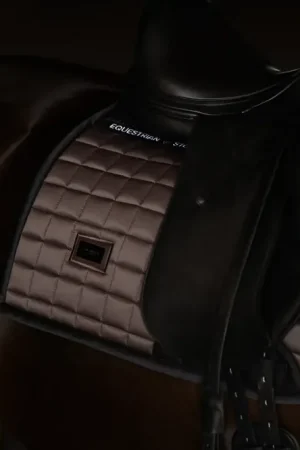 Tapis de selle Sportive Mocha DRESSAGE - Equestrian Stockholm Meilleur Choix