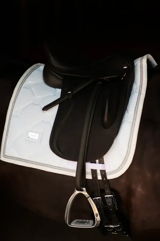 Tapis de selle Timeless White Glimmer DRESSAGE - Equestrian Stockholm Authentique