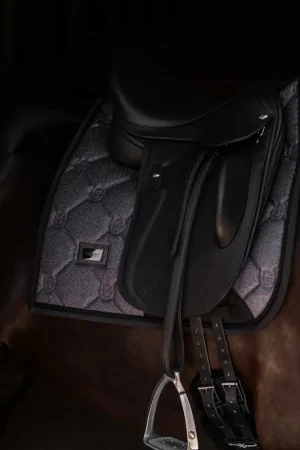 Tapis de selle Purple Glimmer DRESSAGE - Equestrian Stockholm Vente Flash
