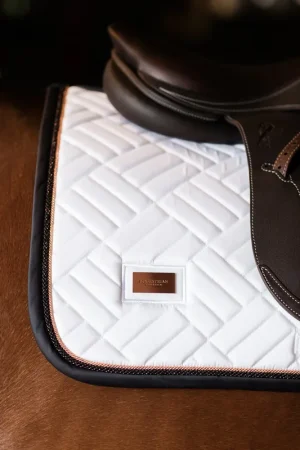 Offre Exclusive Tapis de selle Modern White Dark Ocean MIXTE - Equestrian Stockholm