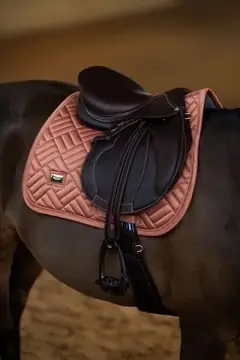 Promotion Tapis de selle Modern Coral MIXTE - Equestrian Stockholm