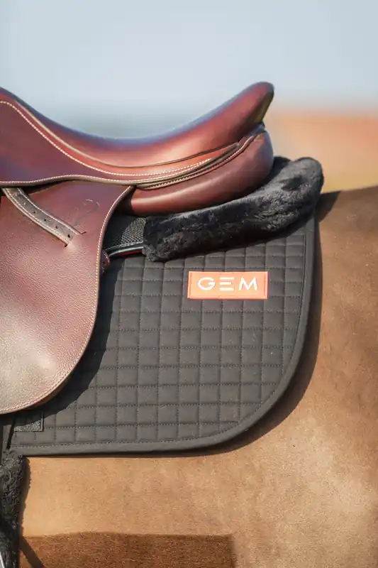 Tapis de selle Obstacle LEO Noir - GEM Achat Immédiat