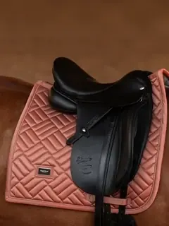 Tapis de selle Modern Coral DRESSAGE - Equestrian Stockholm Offre Du Jour