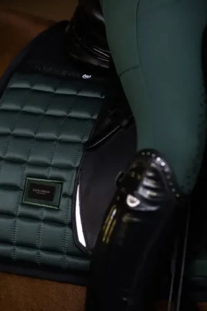 Tapis de selle Sportive Sycamore Green DRESSAGE - Equestrian Stockholm Offre Limitée