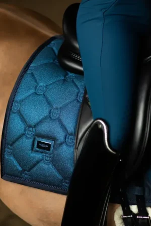 Tapis Glimmer Blue Meadow DRESSAGE - Equestrian Stockholm Offre Du Jour