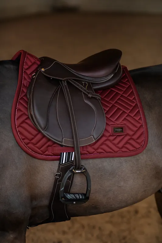 Tapis de selle Modern Bordeaux MIXTE - Equestrian Stockholm Commander Maintenant