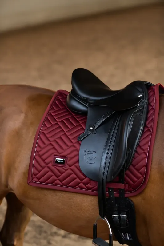 Tapis de selle Modern Bordeaux DRESSAGE - Equestrian Stockholm Quantité Limitée