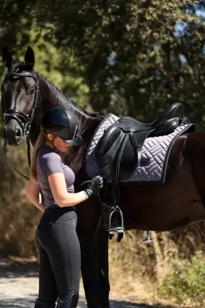 Tapis de selle Modern Dark Violet DRESSAGE - Equestrian Stockholm Expédié Aujourd'hui
