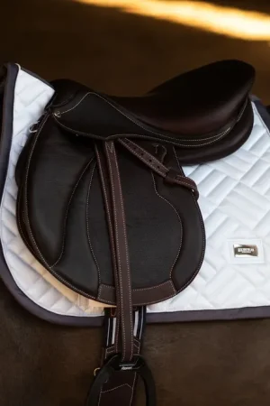 Tapis de selle Modern Blanc Dark Violet MIXTE - Equestrian Stockholm Top Vente