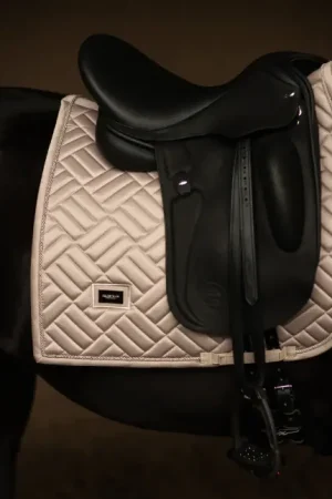 Top Vente Tapis de selle Modern Sand DRESSAGE - EQUESTRIAN STOCKHOLM