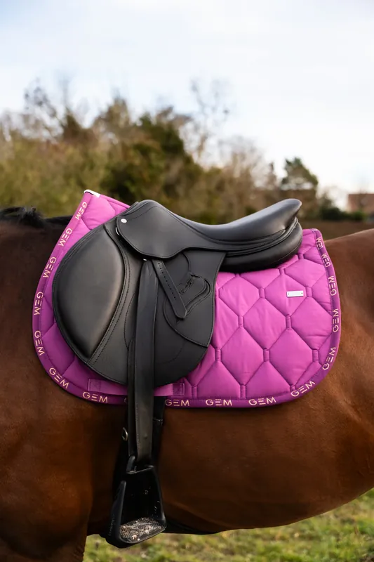 Tapis de selle LOVE Obstacle VIOLET - GEM Top Vente