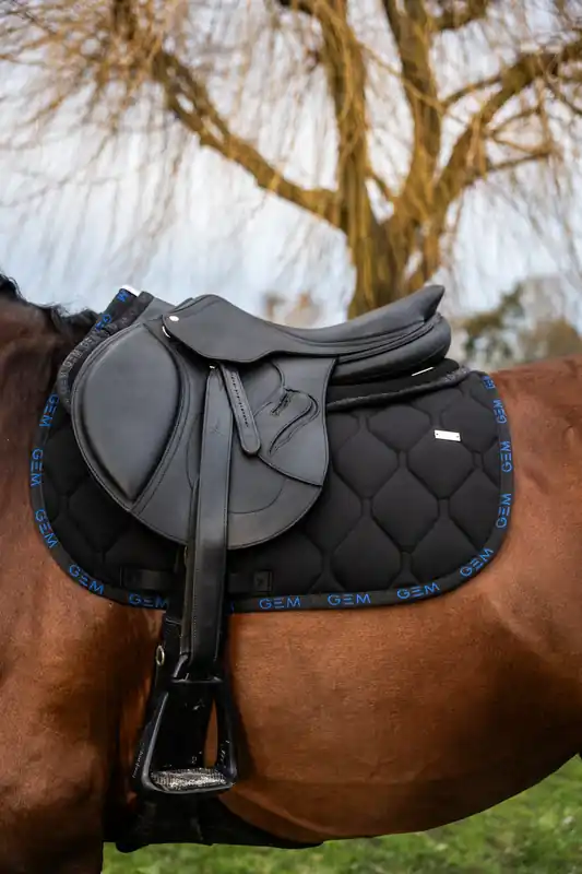 Tapis de selle LOVE Obstacle NOIR BLEU - GEM Petit Prix